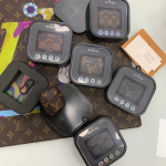 ЧЕХОЛ OLOKA С КАРАБИНОМ ДЛЯ НАУШНИКОВ APPLE AIRPODS Louis Vuitton Артикул LUX-25639. Вид 1