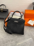 Сумка женская  Kelly, 25 cm, PHW MATTE NILOTICUS Hermes Артикул LUX-106610. Вид 1