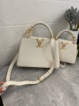 Сумка женская Capucines, 27 см Louis Vuitton Артикул LUX-108800. Вид 1