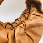 Сумка женская THE SHOULDER POUCH IN VITELLO Bottega Veneta Артикул LUX-23178. Вид 2