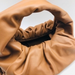 Сумка женская THE SHOULDER POUCH IN VITELLO Bottega Veneta Артикул LUX-23178. Вид 3