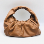 Сумка женская THE SHOULDER POUCH IN VITELLO Bottega Veneta Артикул LUX-23178. Вид 1