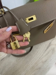 Сумка женская Kelly, 28, Togo, GHW Etoupe color Hermes Артикул LUX-84784. Вид 10