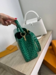 Сумка женская Capucines 30 см Louis Vuitton Артикул LUX-86116. Вид 2