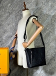 Мессенджер  из натуральной кожи крокодила Louis Vuitton Артикул LUX-97727. Вид 9