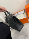 Сумка женская  Kelly, 25 cm, PHW MATTE NILOTICUS Hermes Артикул LUX-106610. Вид 2