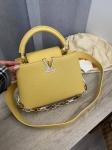 Сумка женская Capucines Louis Vuitton Артикул LUX-107215. Вид 2