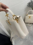 Сумка женская Capucines, 27 см Louis Vuitton Артикул LUX-108800. Вид 3