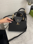 Сумка женская Capucines, 27 см Louis Vuitton Артикул LUX-108798. Вид 2