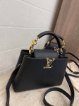 Сумка женская Capucines, 27 см Louis Vuitton Артикул LUX-115799. Вид 2