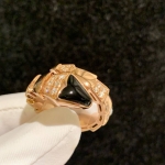 Кольцо Serpenti — это ювелирное изделие в дизайне бренда, вдохновлённое образом змеи  Bvlgari Артикул LUX-116353. Вид 4