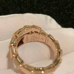 Кольцо Serpenti — это ювелирное изделие в дизайне бренда, вдохновлённое образом змеи  Bvlgari Артикул LUX-116353. Вид 5