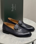 Лоферы Berluti из натуральной кожи красивого патинированного синего цвета с металлической перемычкой, на кожаной подошве с каблуком.    Артикул LUX-123276. Вид 2