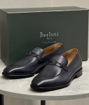 Лоферы Berluti из натуральной кожи красивого патинированного синего цвета с металлической перемычкой, на кожаной подошве с каблуком.    Артикул LUX-123276. Вид 1