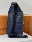 Сумка-слинг из натуральной кожи крокодила  Louis Vuitton Артикул LUX-127084. Вид 3