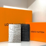 Обложка на паспорт из натуральной кожи крокодила  Louis Vuitton Артикул LUX-130588. Вид 1