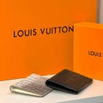 Обложка на паспорт из натуральной кожи крокодила  Louis Vuitton Артикул LUX-130588. Вид 2