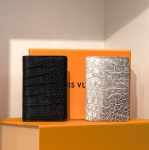 Обложка на паспорт из натуральной кожи крокодила  Louis Vuitton Артикул LUX-130588. Вид 3