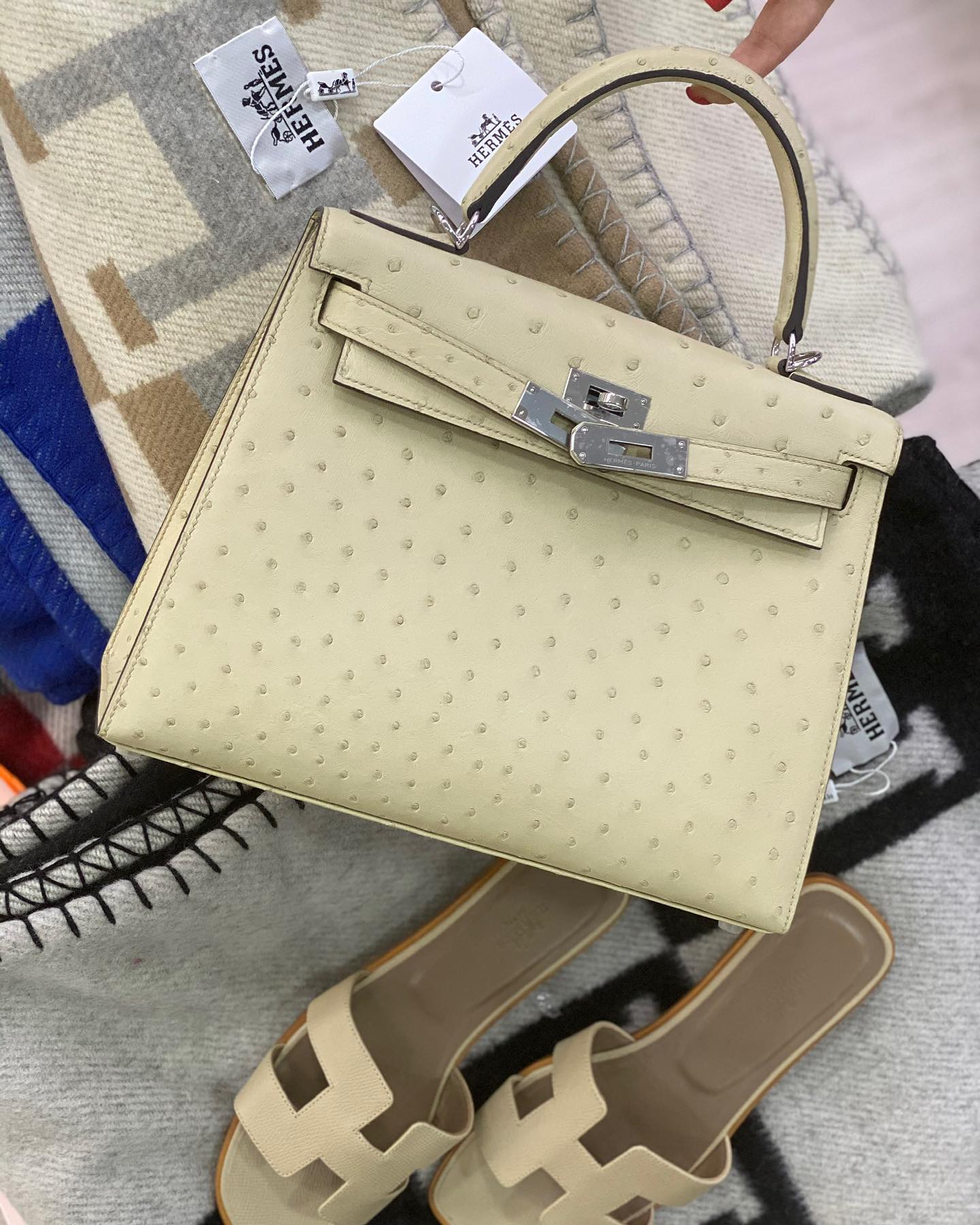 Сумка женская Kelly Ostrich PHW, 28 cm Hermes LUX-36710 фото Сумка женская Kelly Ostrich PHW, 28 cm Hermes Артикул LUX-36710