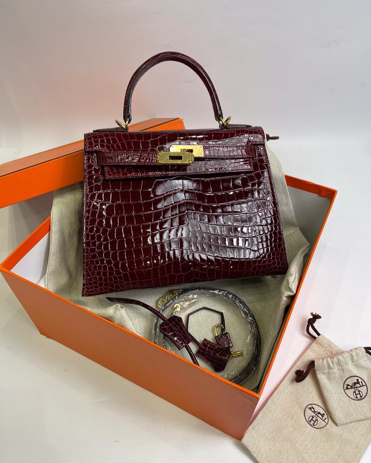 Сумка женская Hermes Kelly 28 см, GHW Hermes LUX-42401 фото Сумка женская Hermes Kelly 28 см, GHW Hermes Артикул LUX-42401