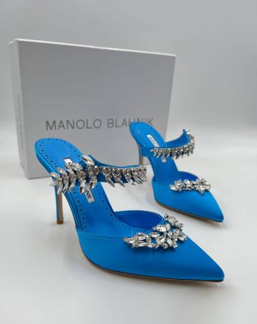 Атласные мюли Lurum с украшением в виде кристаллов Manolo Blahnik LUX-82531