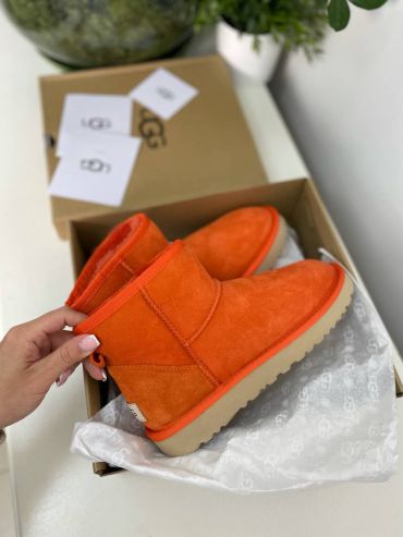 UGG Classic Mini 