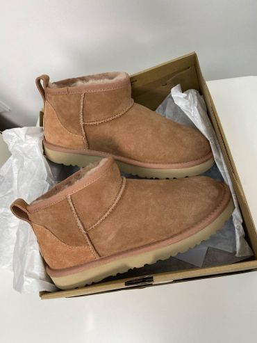 UGG Classic Mini 