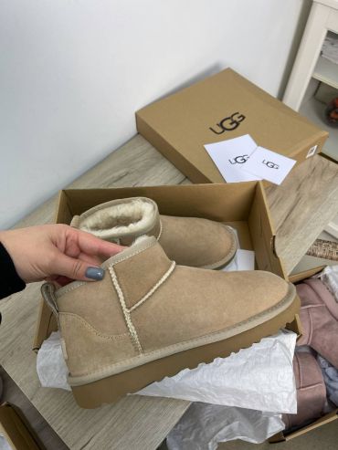 UGG Classic Mini 