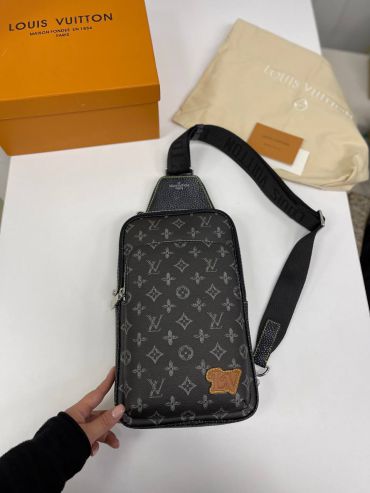 Сумка-слинг  Louis Vuitton LUX-78556