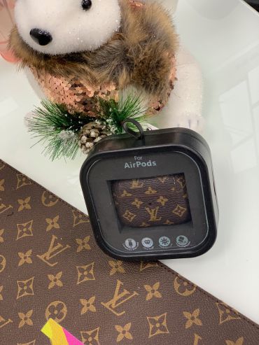 ЧЕХОЛ OLOKA С КАРАБИНОМ ДЛЯ НАУШНИКОВ APPLE AIRPODS Louis Vuitton LUX-25638