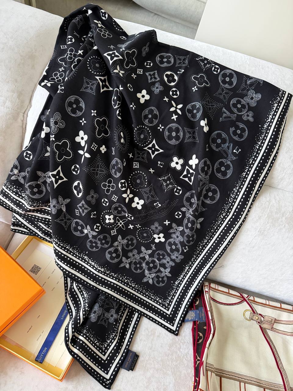 Платок Louis Vuitton LUX-126347 фото Платок Louis Vuitton Артикул LUX-126347