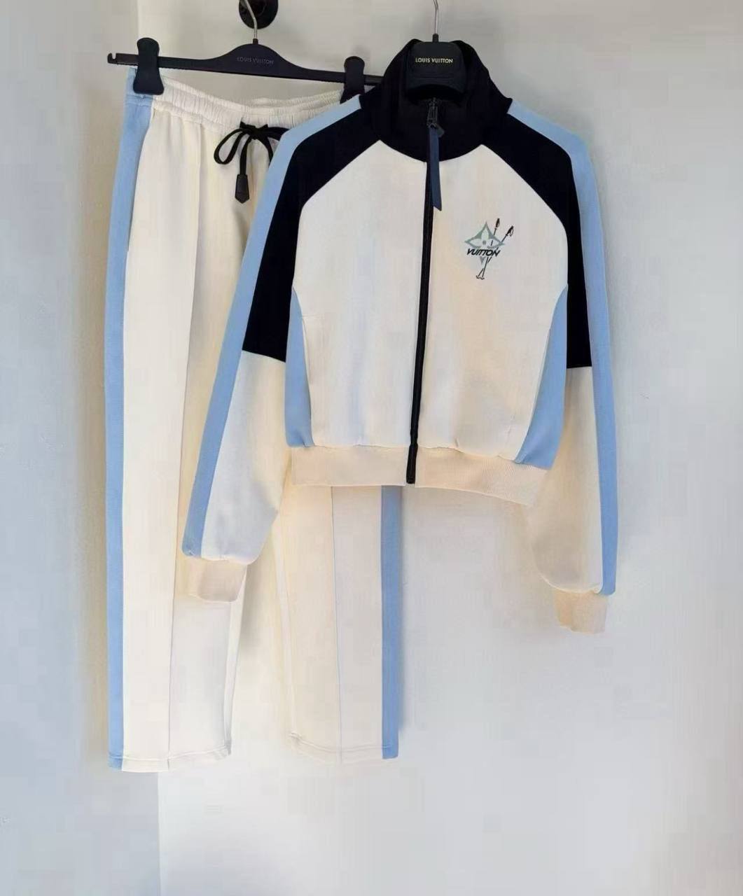 Костюм спортивный Louis Vuitton LUX-127977 фото Костюм спортивный Louis Vuitton Артикул LUX-127977